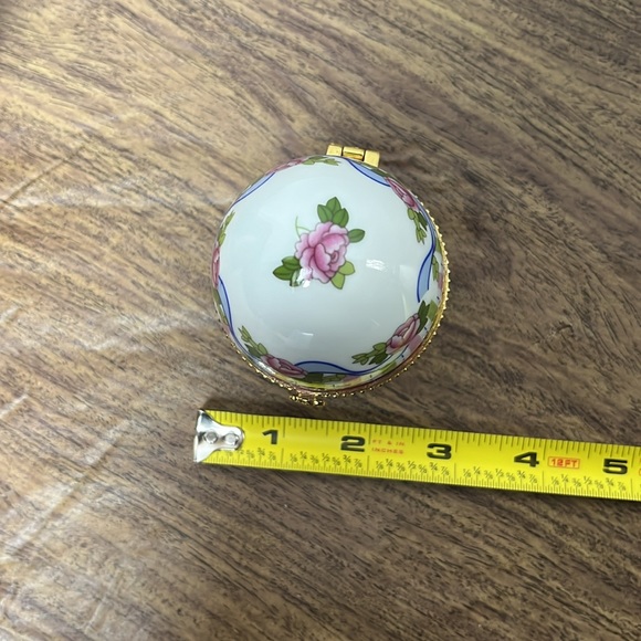 Genuine Porcelain Hand Painted Footed Egg Trinket/Jewelry Box - Picture 13 of 13